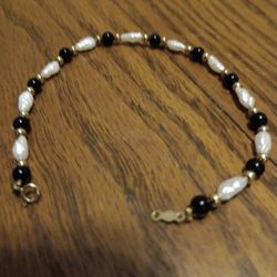 Rare Find (7")  marked  14kt yellow gold. With black onyx/ fresh water, rice  pearls/gold beads selling  For $45 Firm Retail  $99 https://offerup.co/f
