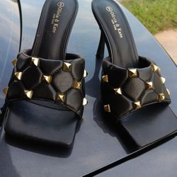 Black Heel W/Gold Stubs