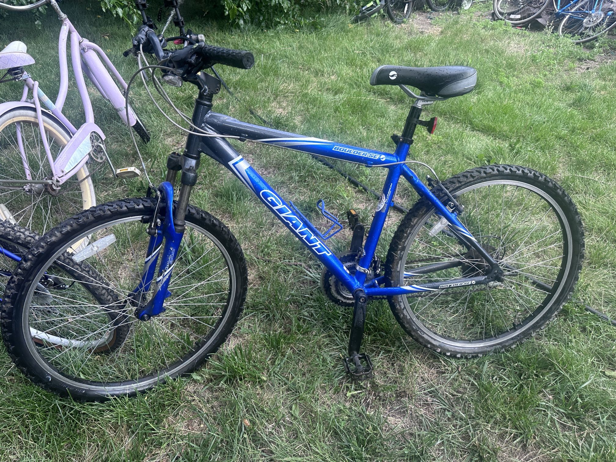 GIANT BOULDER SE bicycle mountain bike 26” wheels 19” frame