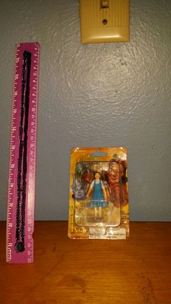 Dorothy wizard of Oz figure