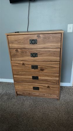 Free Dresser… 2 knobs missing