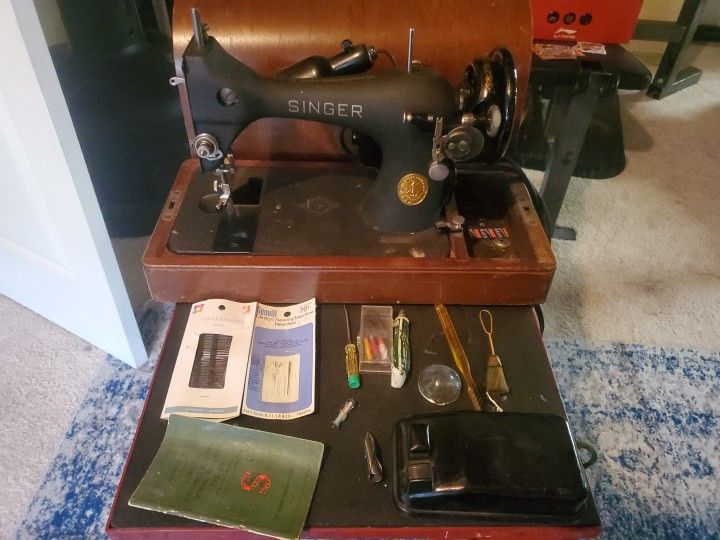 Antique Singer Sewing Machine Works Great All Parts And Manuel /bent Wood Case/ships Free