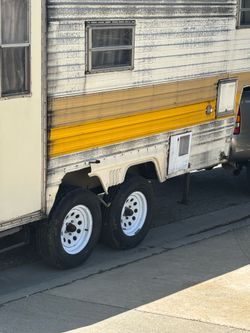 1977  Layton   5 th wheel 20 ft inc. bumper