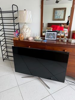 Samsung Flat Screen LED TV with Stand