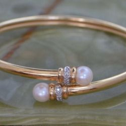 14kt Gold Bracelet Open With Pearl Ends And Diamond Accent