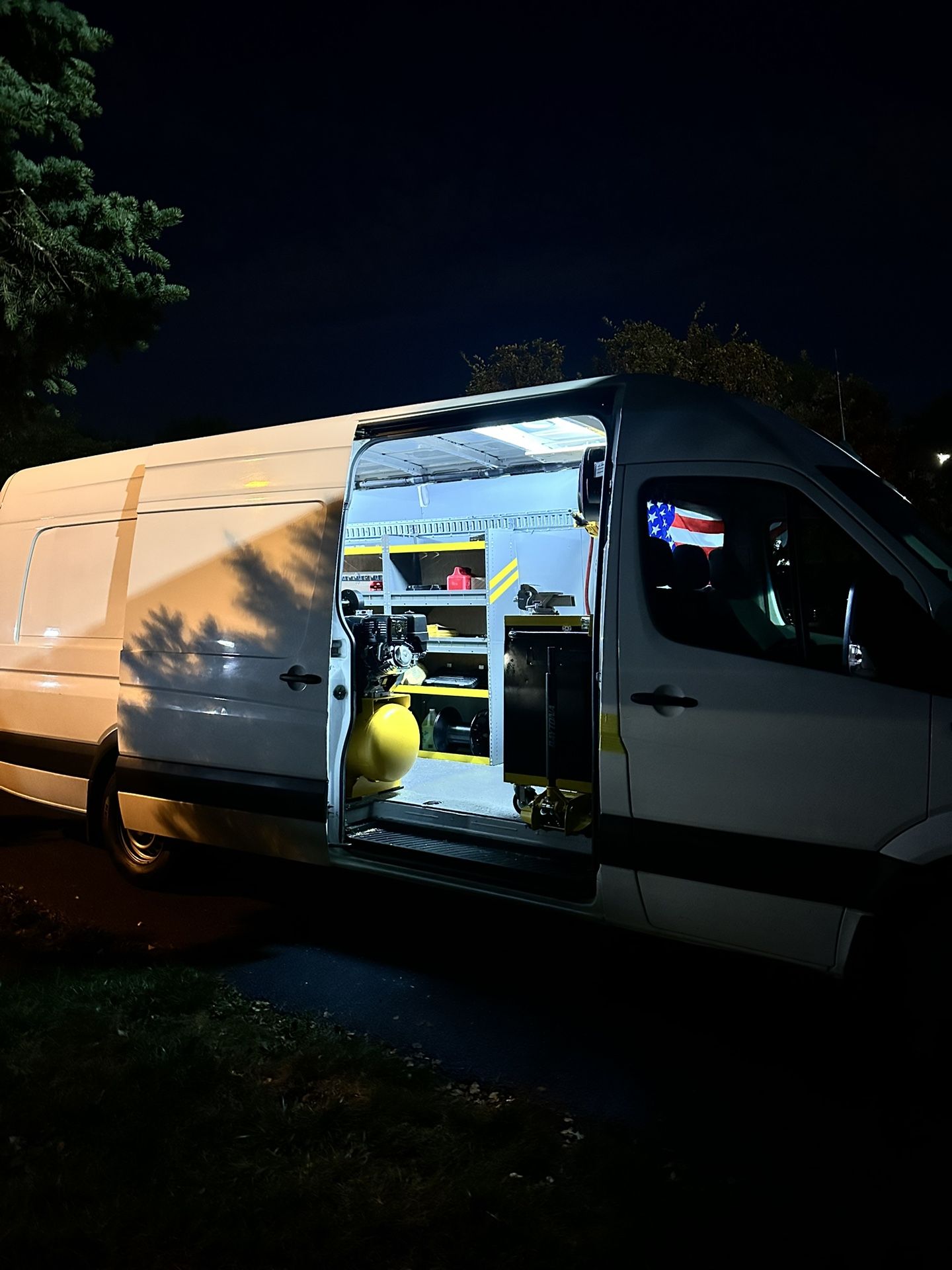 Mobile Shop ,was built for tires semi truck installation and maintenance
