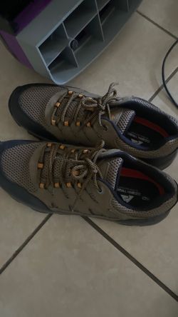 Hiking shoes for men’s size 9