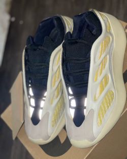 Yeezy Safflower (Size 7y)