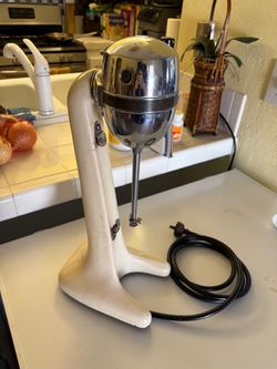 Vintage 1940's Hamilton Beach metal drink/milkshake mixer