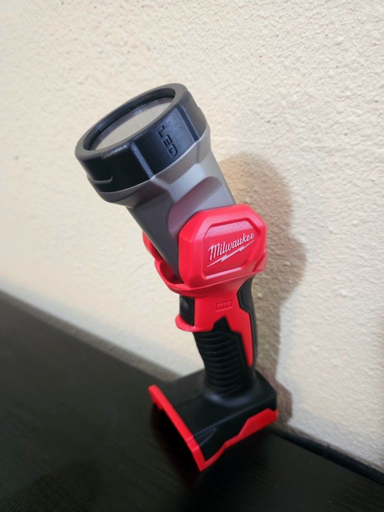 MILWAUKEE M18 FLASH LIGHT