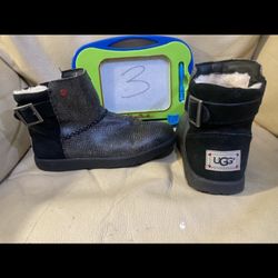 AVAILABLE 👈VERY WARM Size 3 UGG BOOTS