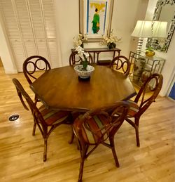Solid wood dinig table w 6 bistro chairs