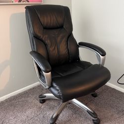 Black Leather Executive Office Chair – Comfortable & Adjustable