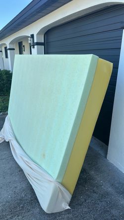 Memory foam mattress  Queen used  and free. See pics
