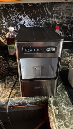 Ice maker makes small and large cubes