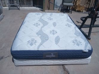 Queen memory foam mattress and box spring