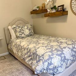 Twin Bed, Frame, Comforter 