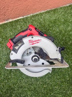 Left-Handed Milwaukee M18 7-1/4 Circular Saw (Tool Only)