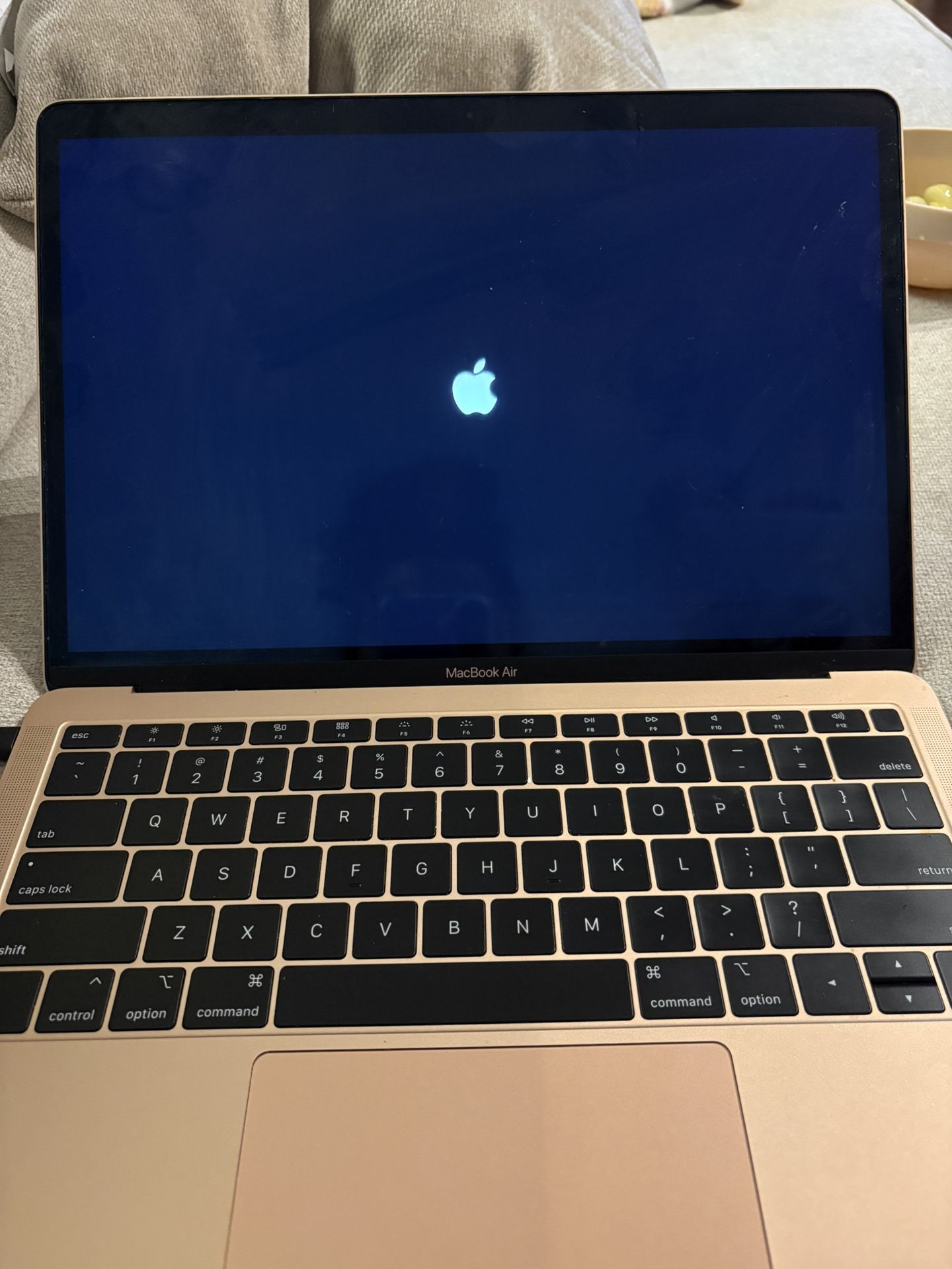 APPLE MACBOOK