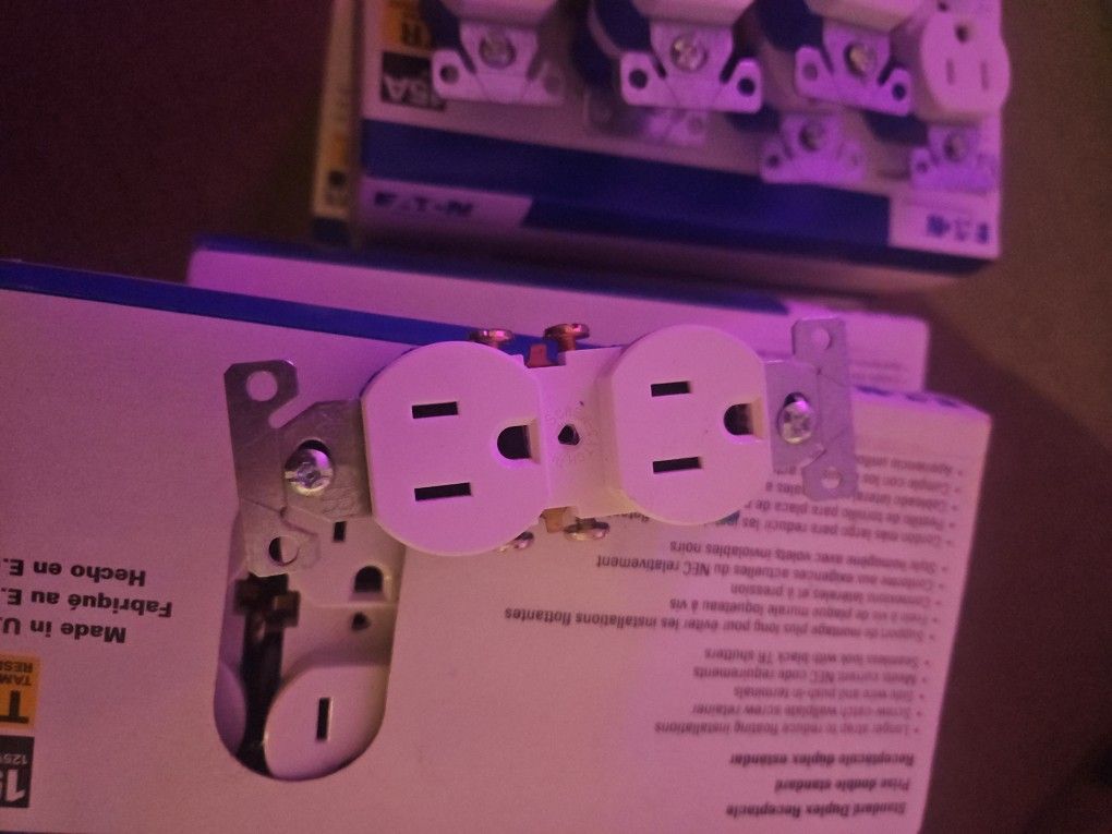 Standard DUPLEX RECEPTICLE OUTLET 15A tr270w