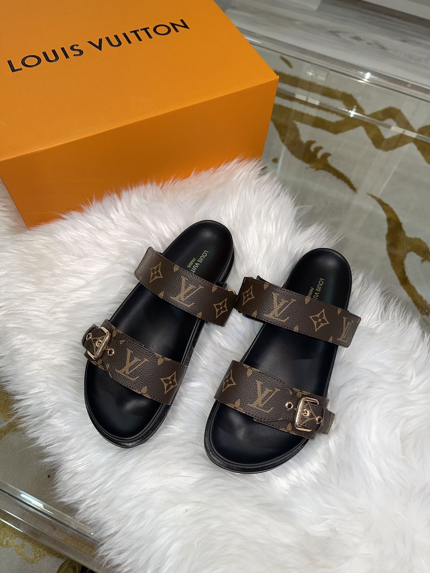 Louis Vuitton Bom Dia leather sandal- Size 7