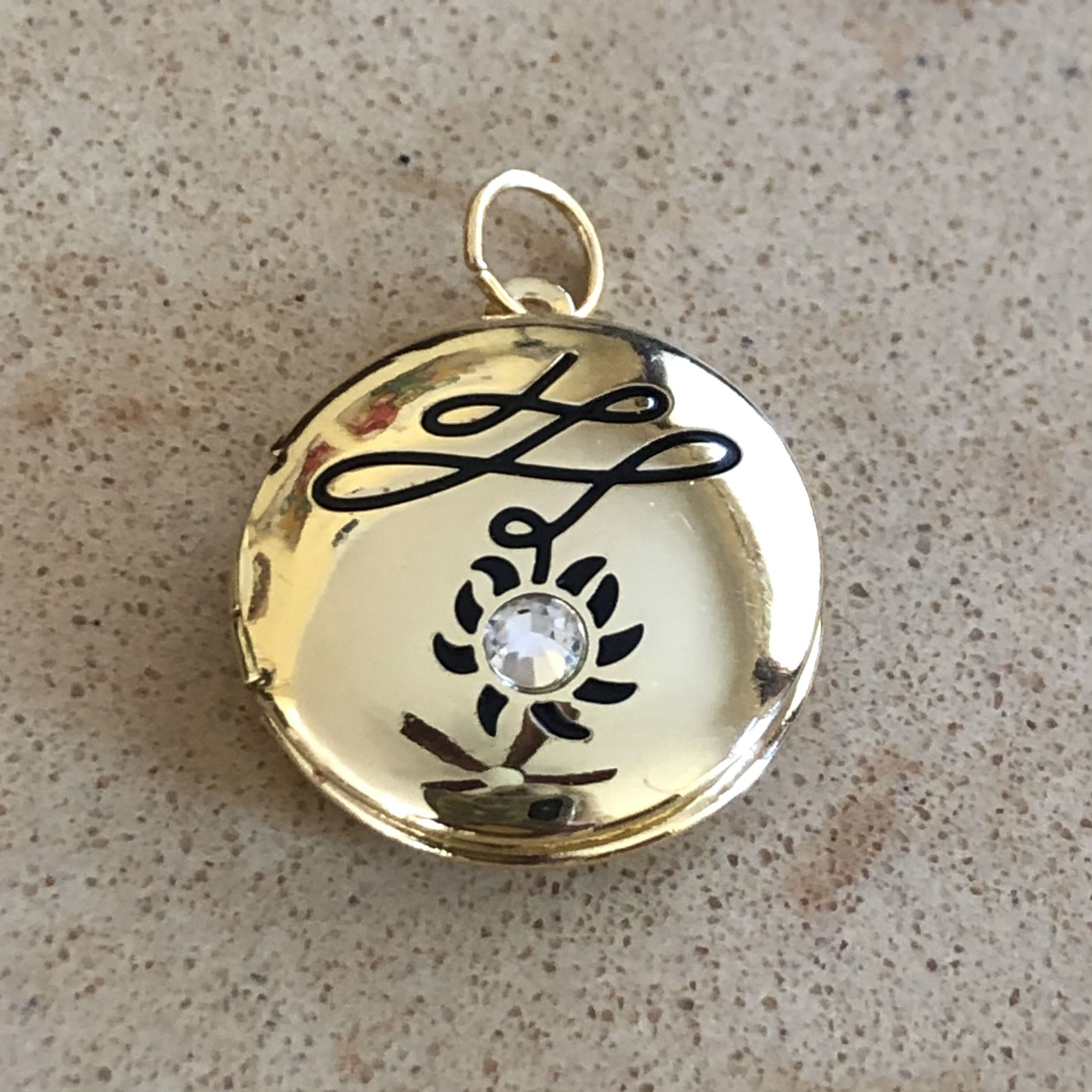 ⚜️Pretty, shiny, vintage look design with rhinestone locket pendant - gold tone