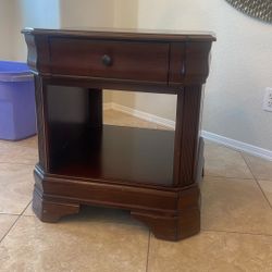 Set of 2 Solid Wood End Tables / Nightstands