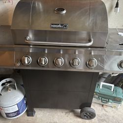 Barbecue Grill With Grilling Mats 