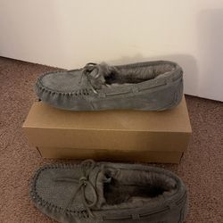 100% Authentic Brand New in Box UGG Dakota Milky Way Slippers / Color: Chrc Grey / Women size 6 and Women size 7