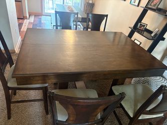 Kitchen table and 5 chairs