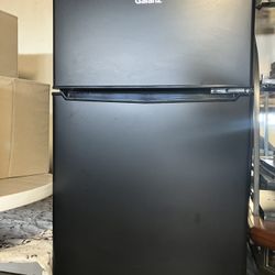 Mini Fridge and Freezer / Nevera y Congelador