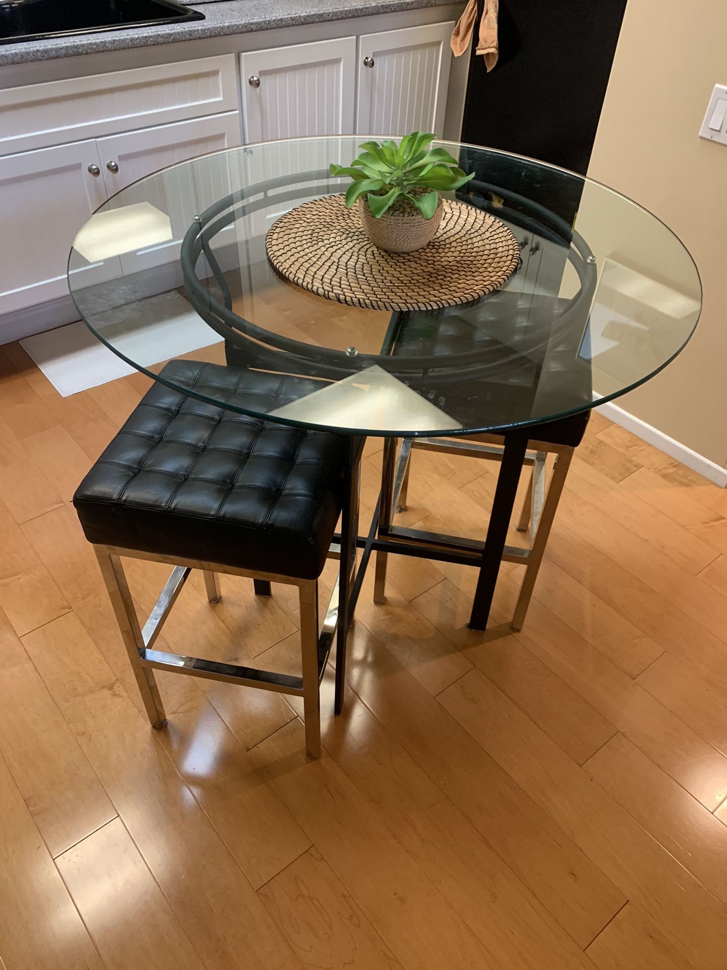 Table & Stools (seating) 36” Bar Height