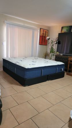 HIGH QUALITY KING SIZE STEARNS AND FOSTER MATTRESS AND BOXSPRINGS FOR SALE! IN GREAT CONDITION! FREE DELIVERY