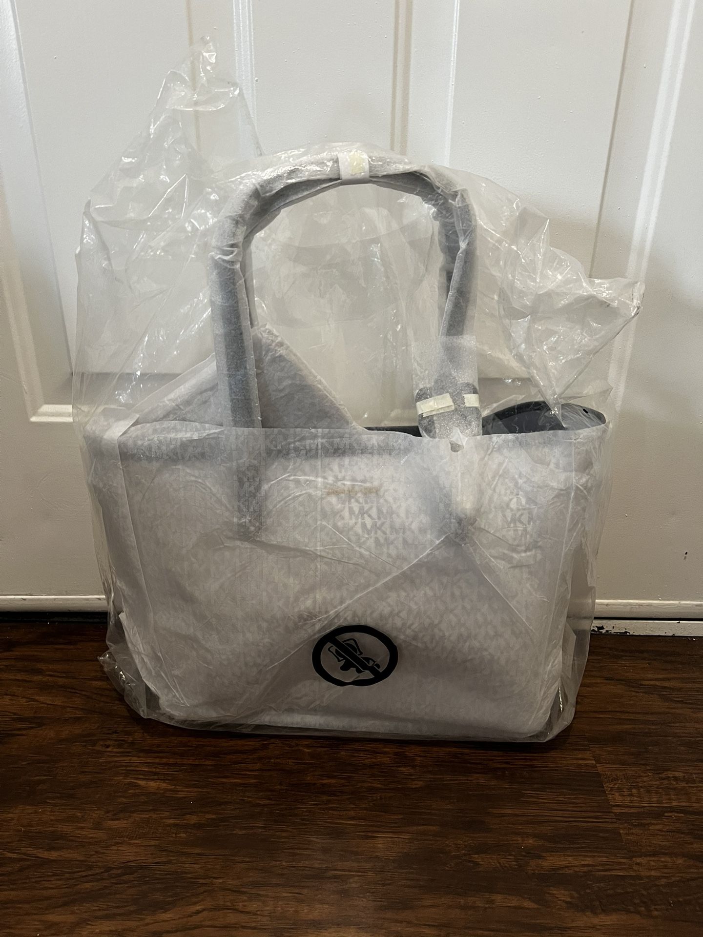 Brand New Michael Kors Carter Open Large Tote Bag