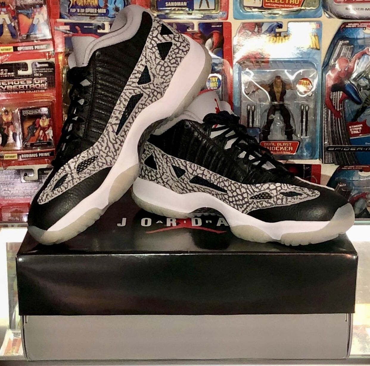 Air Jordan 11 Retro Low IE Black Cement size (M)