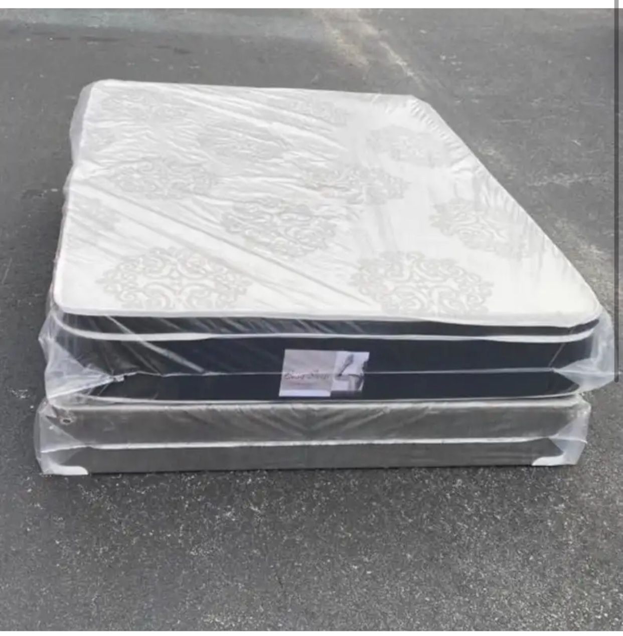 Mattress Queen Size Pillowtop and Box Spring // Delivery Available 🚛