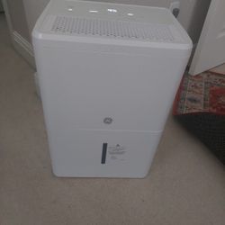 GE DEHUMIDIFIER  FOR MEDIUM SIZED ROOM.