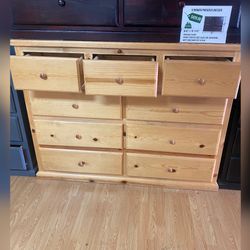 Dresser/ Nine drawers dresser