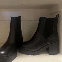 Size 6Chunky Heel Boots 