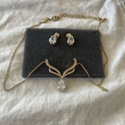 Beautiful Vintage Pendant And Earrings 