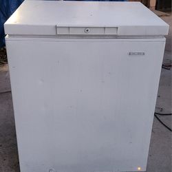 Holiday LCH0701PW Chest Freezer