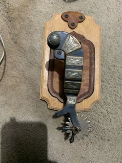 Horseshoe style decoration
