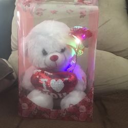 White Love Bear;throws Kisses, Says II Love U, w/gift Box & Choice Of Flower With LED Lighty