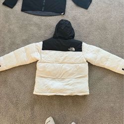 Mint Condition White North Face puffer, with tags, message me if interested