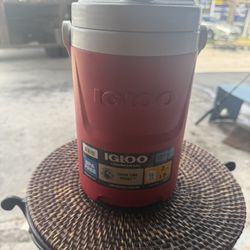 ❄️ Igloo Laguna 1/2 Gallon Cooler Jug – Red Fade – Like New! ❄️