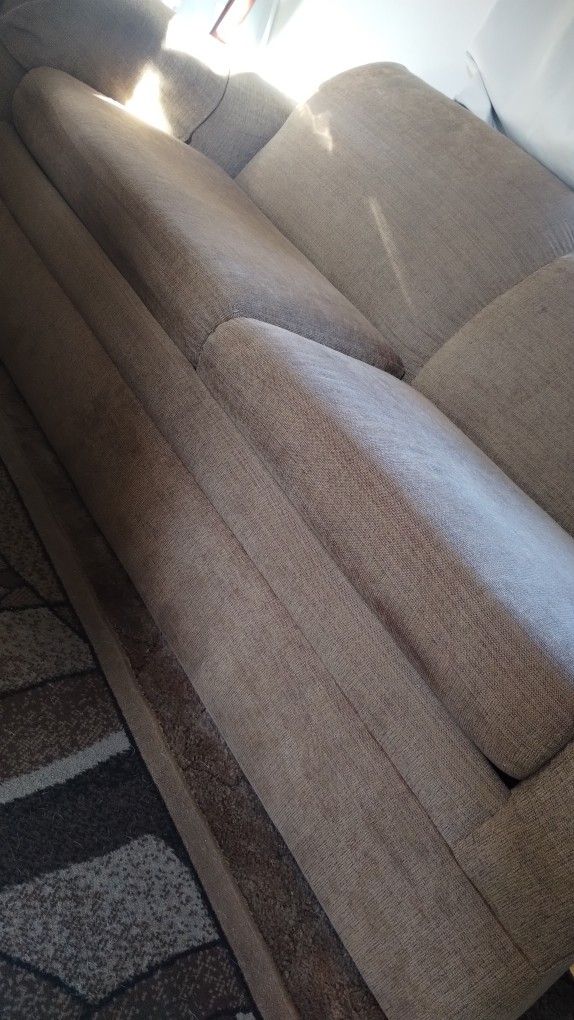 Couch W/Pull Out Bed