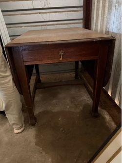 Table with adjustable leafs !