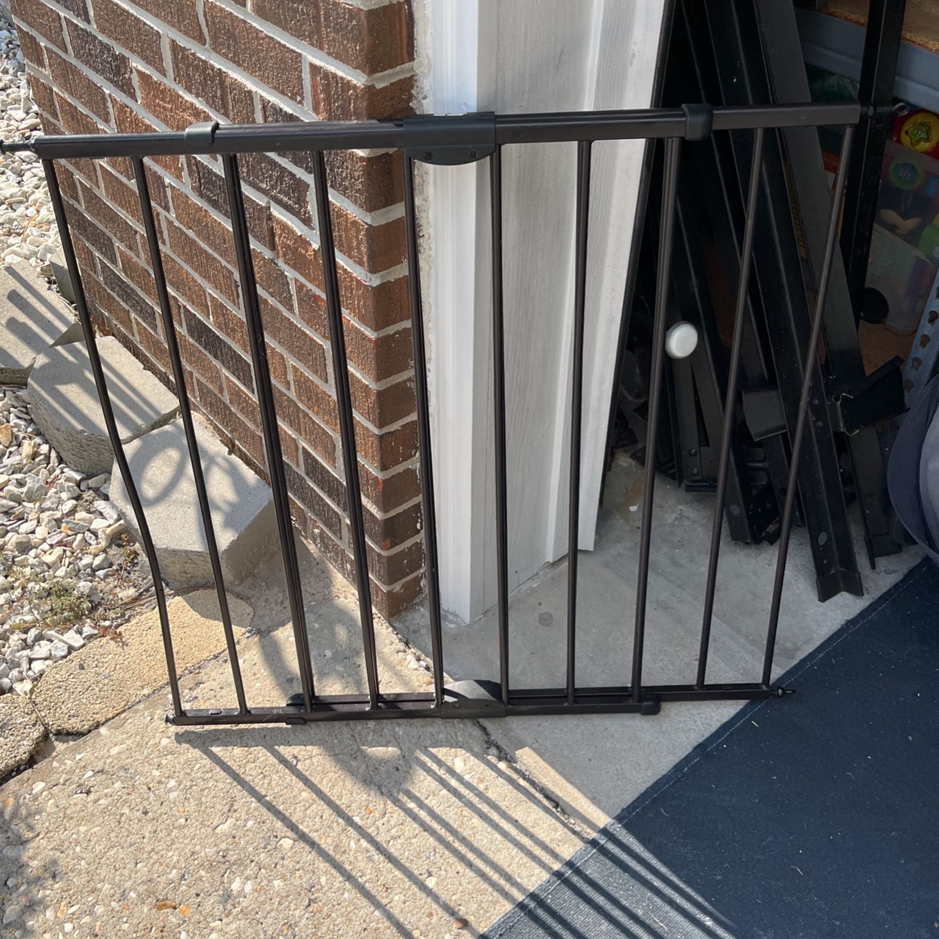 Gate Adjustable 32 To 36 Have To Screw In Gate