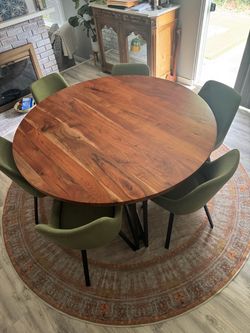 Round table 6 chairs and a round area rug and pad