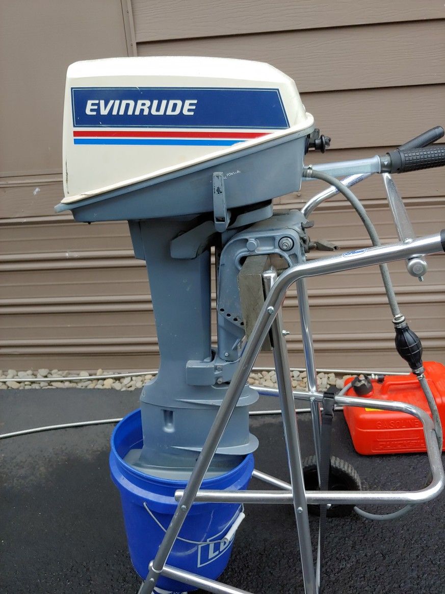 7.5 Evinrude Outboard Motor 2-stroke  Runs Great, Dependable
